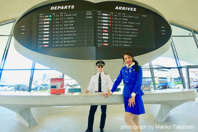 二〇〇一年まで運行されていたアメリカの航空会社トランス ワールド航空。利用していたターミナルをリノベーションしたホテルが、二〇一九年五月にオープンした、このＴＷＡホテルだ。

このターミナルができた一九六二年をテーマにしており、ホテル内はレトロな雰囲気がこれでもかと散りばめられている。パイロットや客室乗務員に扮したスタッフが一緒に記念撮影をしてくれるのも楽しい演出。チェックインカウンターも、空港のチェックインカウンターを模している。六〇年代の車もホテル内外に展示されており、まるでテーマパークに来たかのようだ。

人気は屋上のインフィニティプールと屋外にある本物の飛行機を使ったラウンジ。冬にはスケートリンクもできるという。肝心の客室は、大きな窓と六〇年代のインテリアで心地よい。そして何といっても最大の見所は、建築家でデザイナーのエーロ・サーリネンが設計した歴史的建造物にも指定されているこの美しいターミナルそのものだ。

話題のホテルには、空港を利用する人だけでなく、流行に敏感なニューヨーカーもわざわざ訪れて宿泊している。空港ホテルらしくショートステイもできるので、乗り継ぎにも便利だ。世界一おしゃれな空港ホテルといえるだろう。